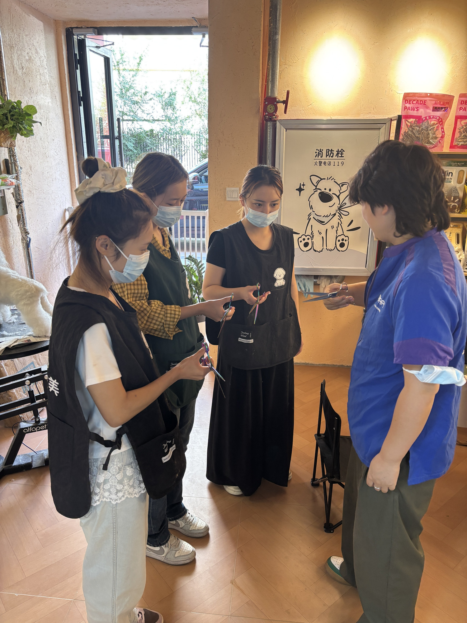 高源骏老师给学员讲解美发剪的使用